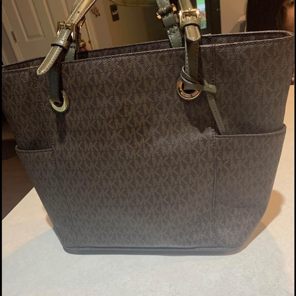 Sold - Picture 2 of 6